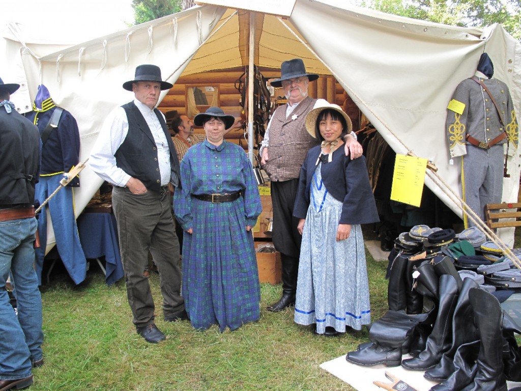 Le « Paris Western Show », c'est avant tout, chaque année, un campement « Old West » et le rassemblement de passionnés en costume d'époque. Et aussi, bien sûr, une grande bourse d'exposition et de vente, spécialisée dans les armes américaines de la conquête de l'Ouest, où de superbes et rares modèles américains anciens côtoient des répliques modernes, aptes au tir, de ces armes historiques. Sans oublier tous les vêtements, accessoires, couteaux et sellerie afférents à cette épopée du Far West...