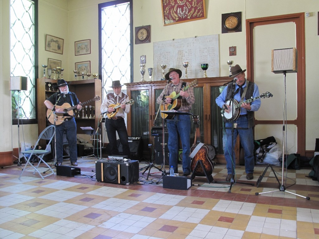 Le « Paris Western Show », c'est aussi une animation musicale assurée par un traditionnel groupe de Country. Cette année, les musiciens de la formation « Les Westerners » étaient quatre : Silas (Jean-Pierre Izabelle - chant, guitare), Jack (Jacques Rouablé - banjo, dobro), Fred (Frédéric Hamel - mandoline) et Le Trappeur (Dominique Naudin - basse).