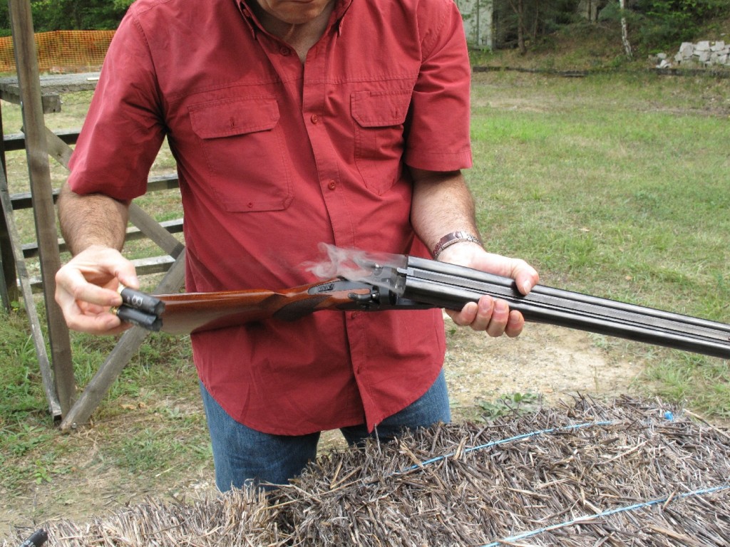 Le Trail Boss, fabriqué par la firme polonaise Pioneer Arms, est un fusil juxtaposé de type coach gun, autrement dit un fusil de chasse dont les canons ont été raccourcis dans le but d’en faire une arme de défense. Il est doté d’un verrouillage de type Greener et de platines à chiens externes rebondissants, qui permettent de visualiser instantanément si l'arme est prête à faire feu ou si les chiens sont en position de sécurité.