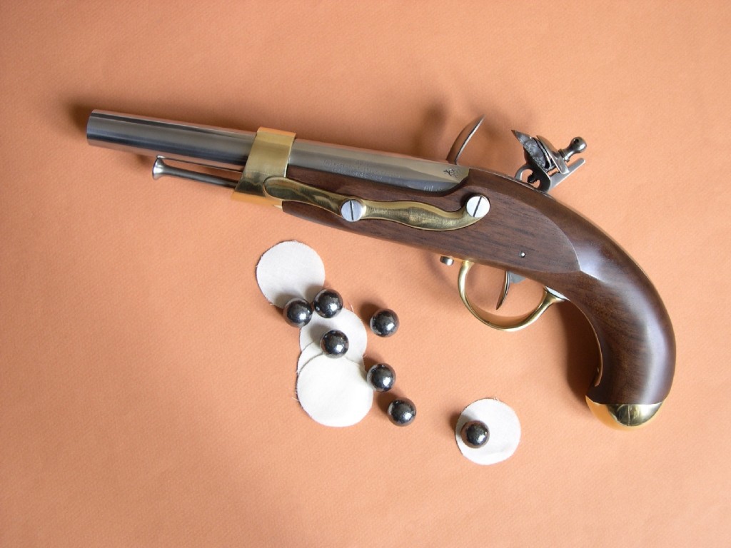 Cette très belle reproduction d’un pistolet réglementaire français utilisé durant les conquêtes du Premier empire se révèle particulièrement décorative, par l’élégance de sa silhouette et les contrastes que présentent entre elles les parties en métal blanc (acier), en métal jaune (laiton) et en bois richement veiné (noyer).