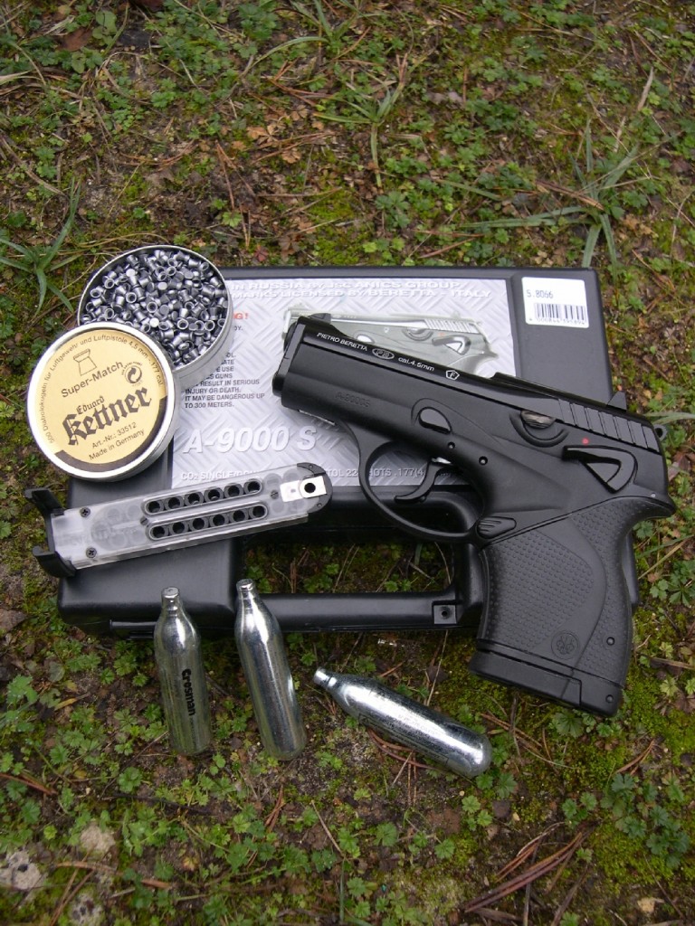 Non seulement cette version ludique, en calibre 4,5 mm à CO2, du pistolet ultra compact Beretta 9000 S fabriquée par la firme russe Anics reprend de façon rigoureuse l’aspect et les dimensions du modèle original en gros calibre, mais encore offre-t-elle la même qualité de finition et les mêmes fonctionnalités des divers leviers de commande. Elle se démarque des modèles à barillet interne en offrant, grâce à son ingénieux système de chargeur à chaîne, une capacité nettement accrue (22 coups) ainsi qu’une plus grande souplesse d’utilisation des différentes sortes de projectiles de calibre 4,5 mm.