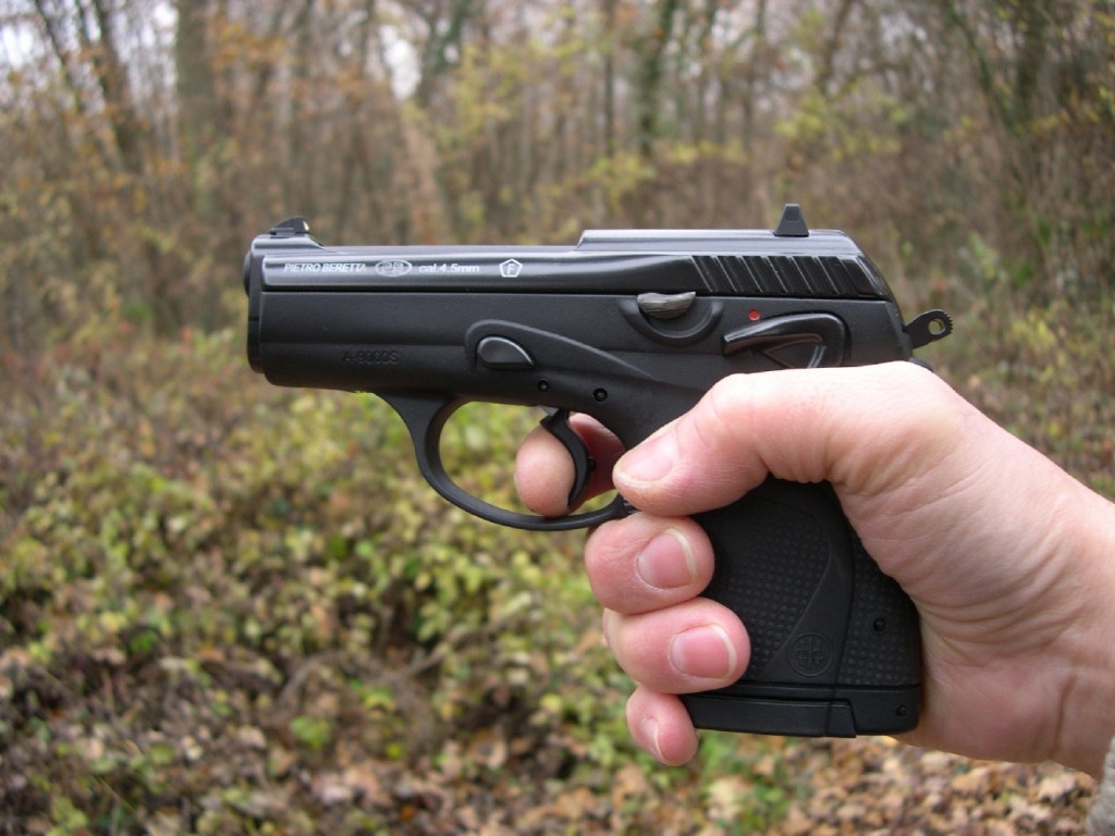 A l’instar de son grand frère de calibre 9 mm Parabellum, le modèle à CO2 reçoit une platine sélective et un chien externe. Agréable à prendre en main grâce à son ergonomie soignée, il se révèle très précis jusqu’à la distance de 10 mètres.