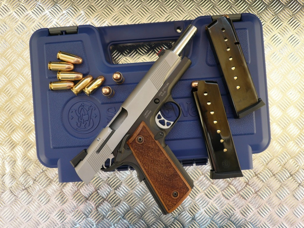 Le S&W « Pro Series » se démarque de la large gamme de pistolets semi-automatiques dérivés de l’indémodable Colt 1911 A1 en raison de sa fabrication en acier inoxydable, de son élégante finition bicolore et de ses éléments de visée qui font appel à la fibre optique, non seulement pour le guidon, mais encore pour la hausse, sous la forme d’une aide à la visée par alignement de trois points.