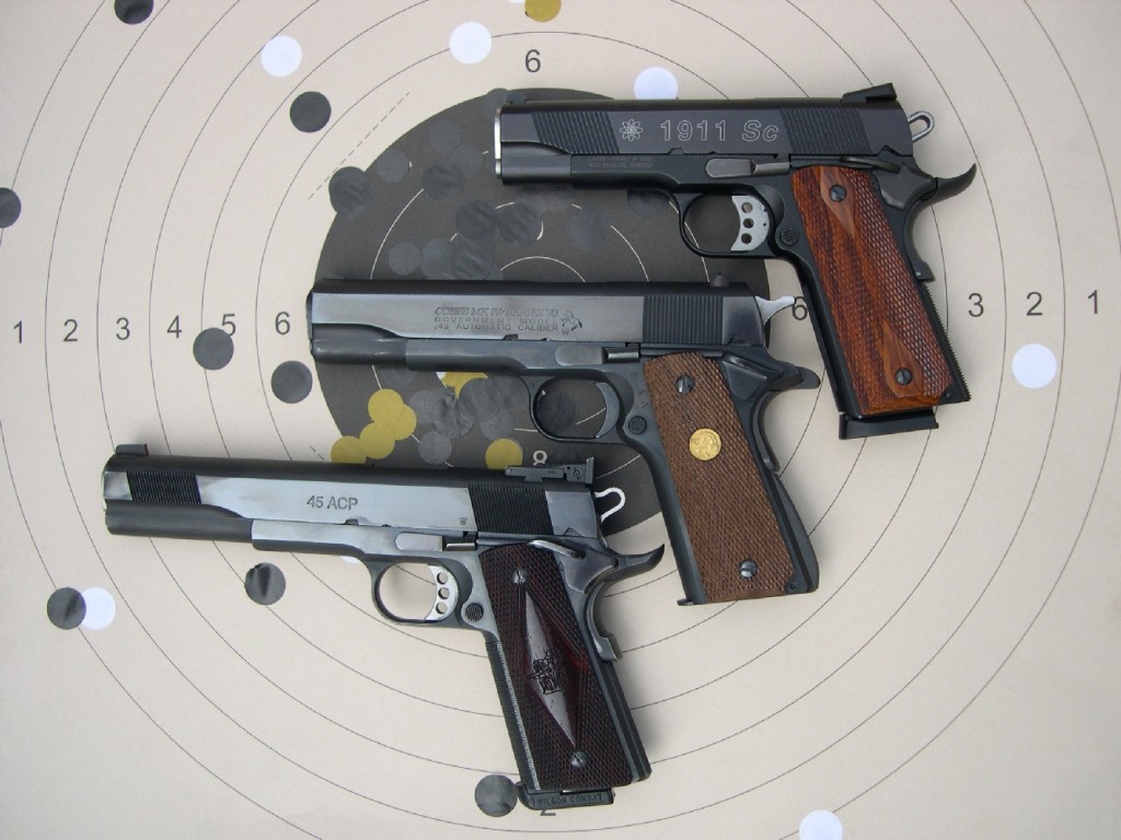 Cette vue comparative permet de bien visualiser la longueur totale de ce S&W 1911 Sc à canon court de 4 pouces ¼ (au-dessus) par rapport à un Colt Government « MK IV series 70 » à canon standard de 5 pouces (au centre) et un Les Baer « Custom » à canon long de 6 pouces (en dessous).