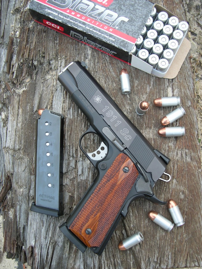 Le modèle 1911 Sc se démarque non seulement par sa taille réduite et son faible poids, grâce à sa carcasse en alliage aluminium-scandium, mais encore par sa très belle finition : le soin apporté dans la réalisation du bronzage et la qualité des plaquettes en bois exotique bien veiné ont en effet de quoi séduire le futur acquéreur. Il est ici accompagné d’une boîte de cartouches « Blazer » de calibre .45 ACP, à balle blindée de 230 grains et douille légère en aluminium, fabriquée par la firme américaine CCI.