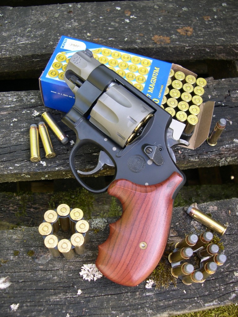 Avec sa grosse carcasse de calibre .44 abritant un barillet à 8 coups chambré pour la puissante cartouche de calibre .357 Magnum et son minuscule canon de 2 pouces, ce revolver de défense est incontestablement original, d’autant plus que sa construction fait appel aux métaux high-tech issus de la conquête spatiale : le titane et le scandium.