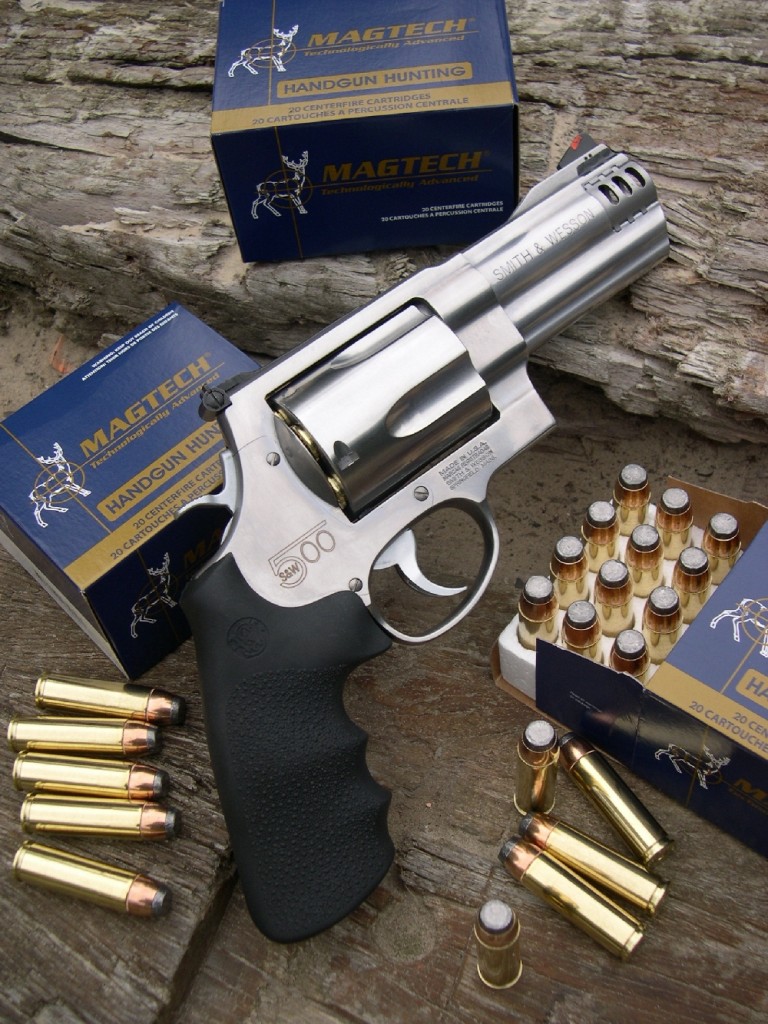 Le S&W 500, le plus puissant revolver du monde, est désormais disponible dans une version à canon court, nettement plus compacte, efficace, maniable et mieux équilibrée que la lourde version à canon de 8 pouces que nous avions testée précédemment. D’autant plus que le recul n’est pas plus brutal. Il n’en reste pas moins vrai que ce surpuissant revolver constitue une arme lourde, encombrante, délicate à maîtriser et que son prix de vente, de même que celui des munitions, freinera sans doute les velléités d’un bon nombre d’utilisateurs potentiels, que la possession de ce modèle d’exception aurait pu séduire.