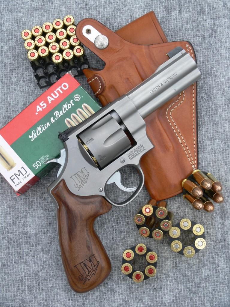 Le modèle 625 « Jerry Miculek Professional Series » proposé par la firme américaine Smith & Wesson, gros revolver à carcasse « N » chambré en calibre .45 ACP, est strictement identique à l’arme avec laquelle le multiple champion Jerry Miculek a réalisé son plus fabuleux record : moins de trois secondes pour le tir de douze coups, incluant le rechargement du barillet entre les deux séries de six coups (2,99 secondes très exactement, temps de réaction au top départ inclus). Précisons que toutes les balles ont atteint la cible et que ce record reste, à ce jour, inégalé.