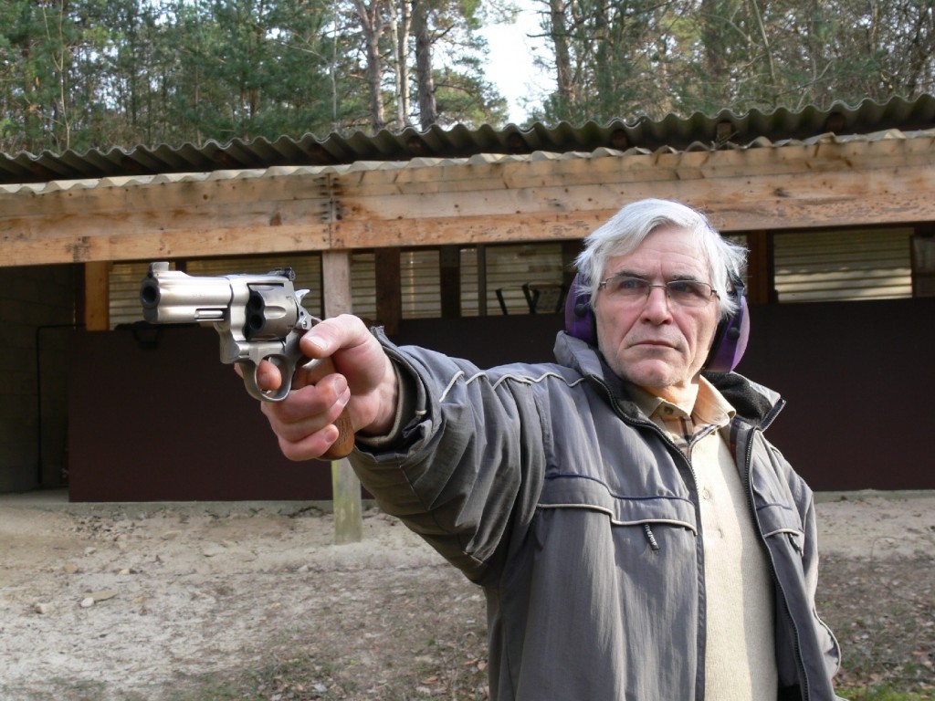 Le poids de cette arme en acier inox massif, la répartition des masses déportée vers la bouche du canon grâce à son contrepoids intégral, ainsi que le choix du calibre .45 ACP concourent à limiter le recul et le relèvement au départ du coup.