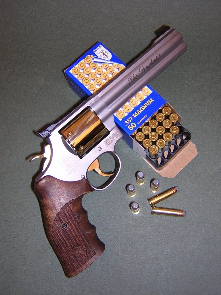 Fabriquée avec une grande rigueur, soigneusement finie, luxueusement agrémentée par de superbes dorures et dotée de plaquettes de crosse en noyer finement quadrillé, cette version « The President’s » du Smith & Wesson modèle 686, qui est incontestablement le revolver préféré des tireurs sportifs, bénéficie en outre d’éléments de visée de grande qualité et d’un mécanisme d’une douceur remarquable. 