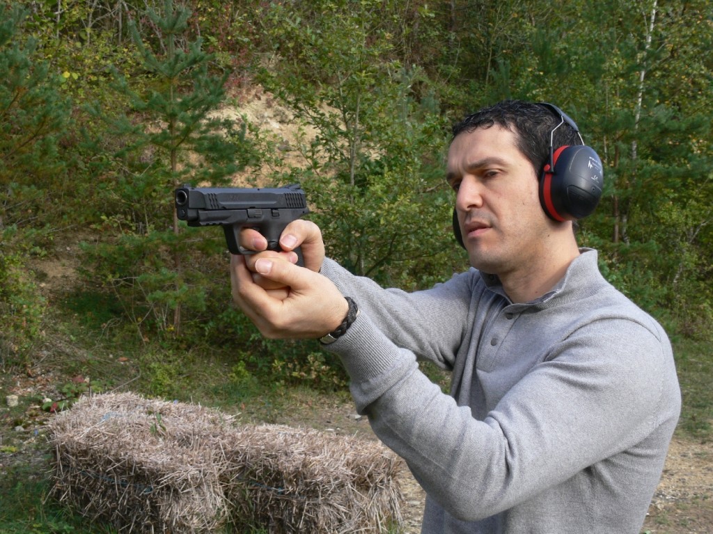 Le pistolet Smith & Wesson M&P45 bénéficie d’une ergonomie élaborée, d’une détente souple et d’éléments de visée d’excellente qualité. Les tests dynamiques mettent en valeur son bon équilibre, son judicieux penté de crosse (similaire à celui du Colt 1911 A1) et son relèvement modéré, par le fait qu’il se positionne assez bas sur la main.