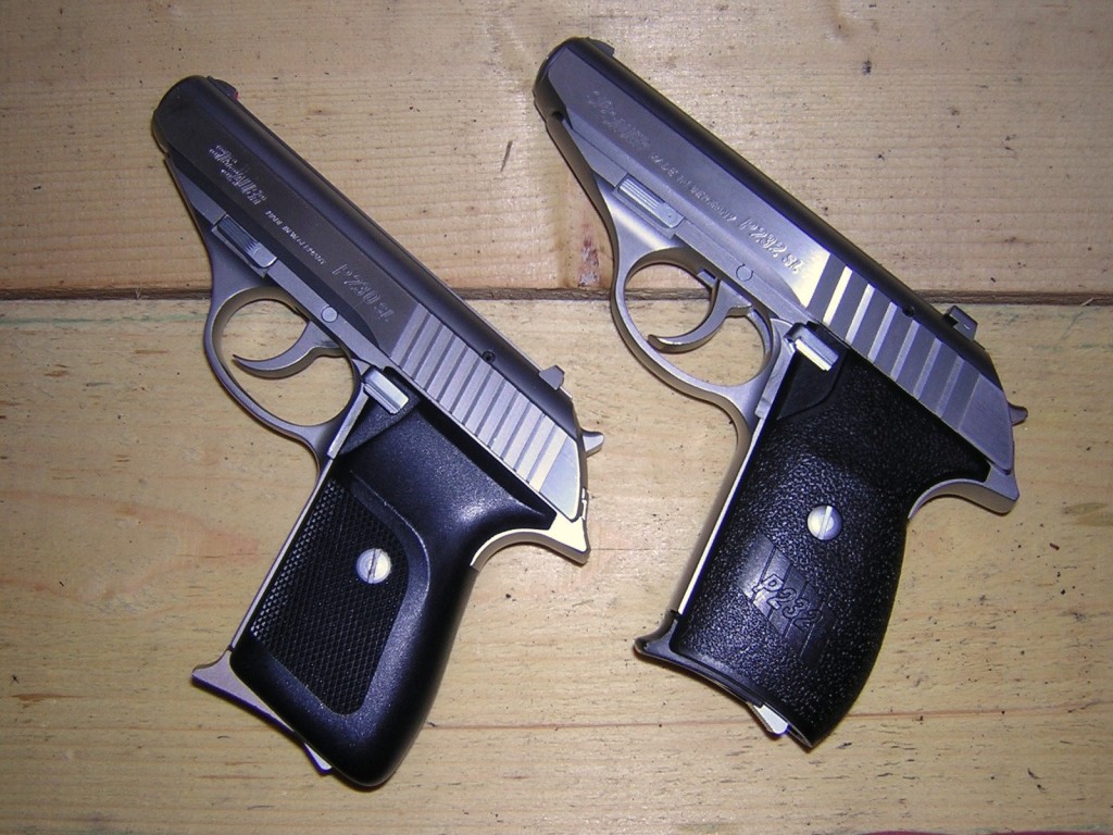 Le petit SIG P232, qui s’inspire très ouvertement du Walther PP, bénéficie dans sa version SL d’une fabrication en acier inoxydable le mettant à l’abri de la corrosion. Cette comparaison avec l’ancien modèle P230 SL (à gauche) permet de constater que les différences se cantonnent au niveau du détail : plaquettes, hausse, rainures de la culasse…