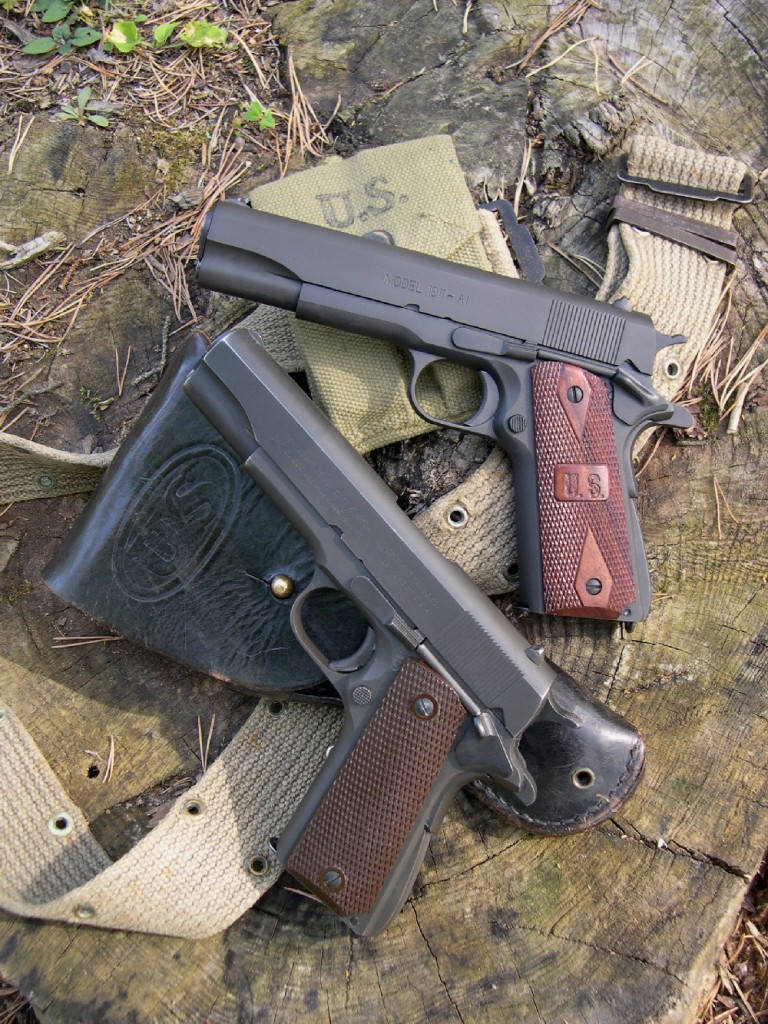 Avec ce modèle GI.45 1911-A1, la firme américaine Springfield Armory réalise une copie presque conforme du pistolet conçu d’après les brevets déposés par John Moses Browning au début du siècle et adopté par l’U.S. Army en 1911, qui prendra l’appellation 1911-A1 en 1923. Le Springfield est ici accompagné d’un 1911-A1 d’époque fabriqué par Colt, dont il diffère essentiellement par le choix de plaquettes de crosse en noyer, comme sur le modèle 1911 de la Première Guerre mondiale, alors que ceux attribués aux GI durant la Deuxième Guerre mondiale étaient munis de plaquettes en matière plastique brune.