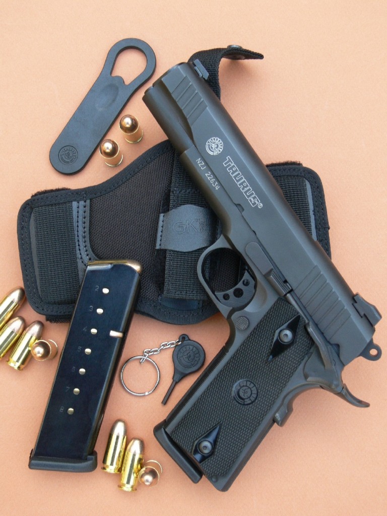 Entièrement fabriqué en acier, le pistolet Taurus PT 1911B se présente comme une attractive copie du modèle militaire de la seconde Guerre Mondiale, tout en bénéficiant des améliorations souhaitées sur les armes modernes : double rainurage de la culasse à glissière, tige-guide longue, sûreté ambidextre, pédale de sécurité au busc allongé, chargeur 8 coups, éléments de visée de type combat. Il est ici accompagné de son chargeur de rechange, de sa clé de démontage, d’une clé spéciale permettant de condamner son mécanisme et d’un holster en cordura « Slimdraw universel ambidextre » fabriqué par la maison GK Professional.