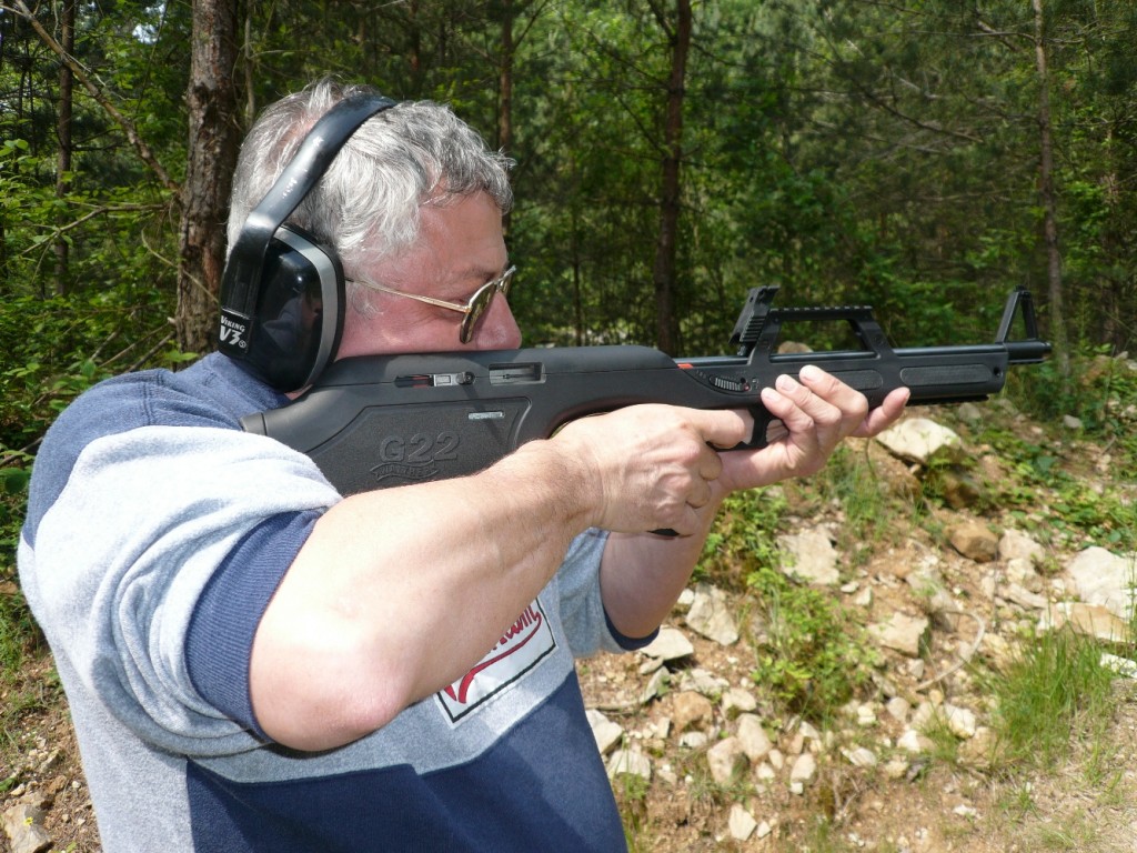 La maison allemande Walther propose une carabine semi-automatique de petit calibre remarquablement moderne et compacte grâce à son système Bullpup et sa fabrication en polymère. Le terme anglo-saxon « Bullpup » désigne une architecture particulière permettant, sur une arme d'épaule, de réaliser un ensemble compact tout en conservant un canon long. Ce paradoxe est résolu en déportant la culasse vers l'arrière, à l'intérieur même de la crosse d'épaule. Un exemple que tout le monde connaît est celui de notre fusil réglementaire FAMAS, de calibre 5,56 mm (.223 Remington).